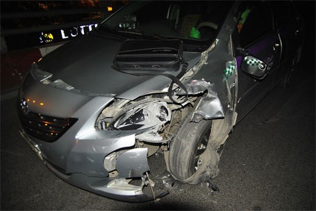 Xe taxi bị hư hỏng nặng đầu xe bên tài xế