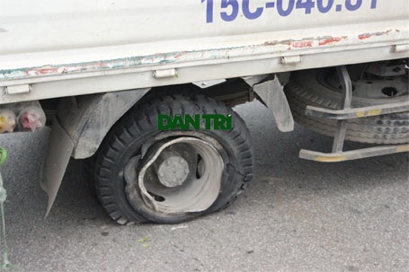 Nổ lốp sau, xe tải lật nghiêng chắn ngang cầu Thanh Trì - 2 Nốp sau bị nổ, khiến chiếc xe bị lật nghiêng ra đường.