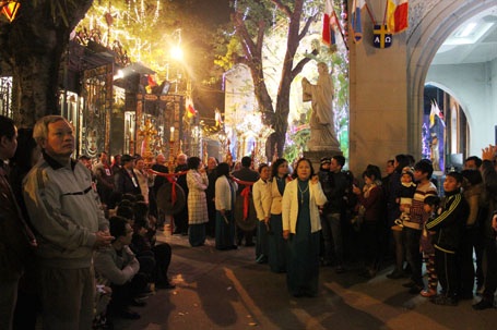 Khoảng 23h45 tối qua (24/12), nghi lễ rước chúa bắt đầu