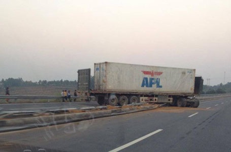 Container “cày nát” dải phân cách trên cao tốc Hà Nội – Lào Cai - 1 Hiện trường vụ tai nạn