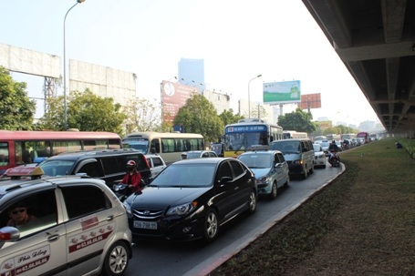 Đường Phạm Hùng khu vực gần bến xe Mỹ Đình dòng xe đã chật cứng