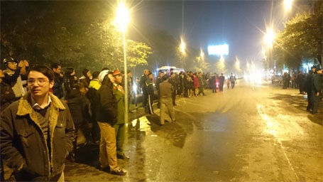 Hà Nội: Cháy lớn ở thẩm mỹ viện trên đường Kim Mã - 3 Rất đông người dân theo dõi lực lượng chức năng chữa cháy