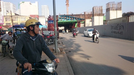 Anh Đức cho rằng: Đi qua gầm giàn giáo đường sắt trên cao hệ số an toàn không cao