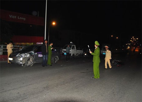 Trong khi lực lượng chức năng đang giải quyết vụ tai nạn thứ nhất tại cầu vượt Trần Khát Chân...