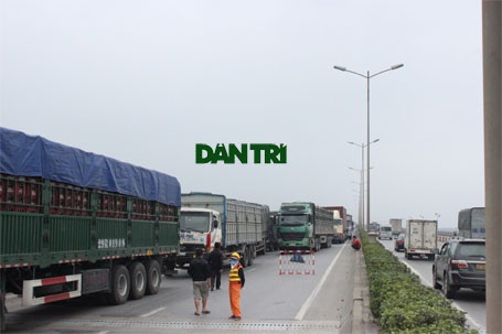 Nổ lốp sau, xe tải lật nghiêng chắn ngang cầu Thanh Trì - 4 Vụ tai nạn khiến giao thông trên cầu Thanh Trì tắc nghẽn gần 1 giờ.