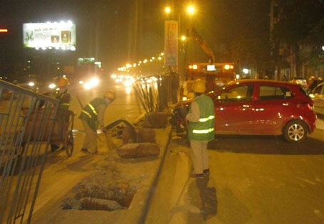 Khoảng 20m dải phân cách đã bị hất tung