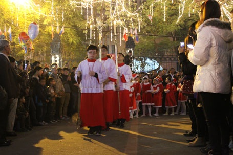 Kiệu Chúa đang được rước lên...