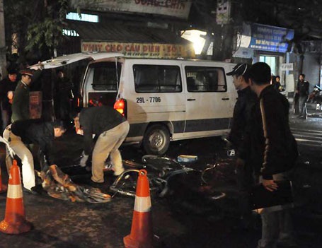 Hà Nội: Nữ sinh lớp 6 tử vong trên đường đi học về - 2 Đưa thi thể nữ sinh rời khỏi hiện trường