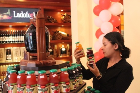 Khách hàng đã đến với showroom khá đông trong ngày đầu khai trương