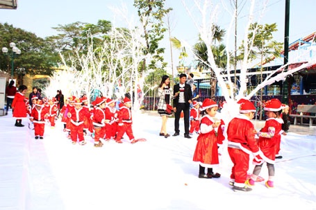 Nhiều ông già noel nhí thích thú chụp ảnh với con đường tuyết