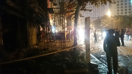 Hà Nội: Cháy lớn ở thẩm mỹ viện trên đường Kim Mã - 7 Ngôi nhà liền kề bên kia cũng bị ngọn lửa liếm mất mặt ngoài