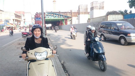 Chị Huyền không dám đi qua gầm giàn giáo khủng của đường sắt trên cao