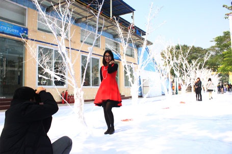 Nhiều bạn trẻ tranh thủ chụp ảnh khi con đường tuyết vừa hoàn thành