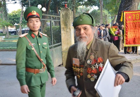 Hà Nội: Dòng người xếp hàng viếng Đại tướng Võ Nguyên Giáp - 5 Hà Nội: Dòng người xếp hàng viếng Đại tướng Võ Nguyên Giáp