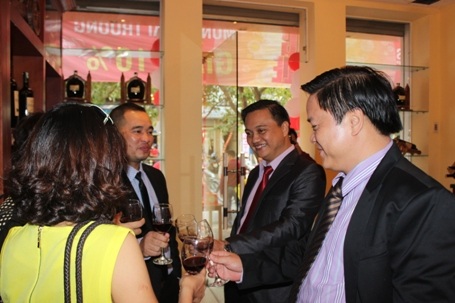 Ông Long chia vui rượu Vang Đà Lạt cùng khách tại showroom mới