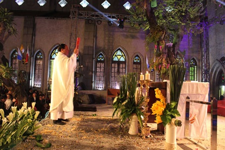 Kiệu Chúa đang được rước lên...