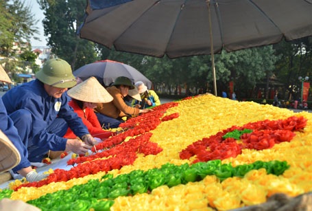 Hối hả kết chữ bằng hoa