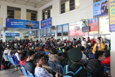 Bến xe đông kín người về quê nghỉ Tết Dương lịch