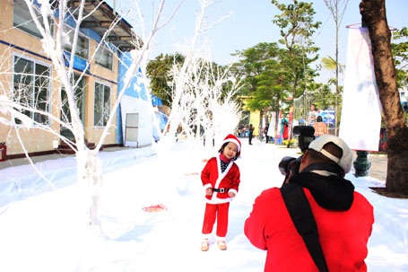 Nhiều ông già noel nhí thích thú chụp ảnh với con đường tuyết