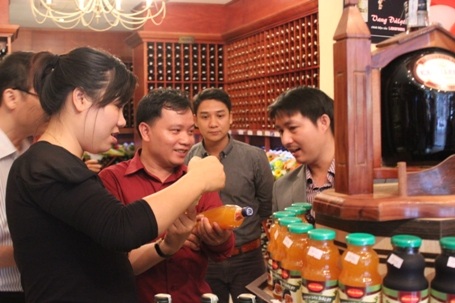 Khách hàng đã đến với showroom khá đông trong ngày đầu khai trương