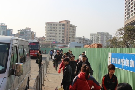 Các ngả đường của bến xe Mỹ Đình luôn nườm nượp người