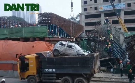 Taxi bị đè trong vụ sập giàn giáo đã được đưa ra khỏi hiện trường - 4 Đến 14h30, chiếc taxi được đưa ra khỏi hiện trường đống đổ nát