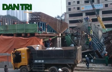 Taxi bị đè trong vụ sập giàn giáo đã được đưa ra khỏi hiện trường - 5 Ngay khi đưa ra khỏi hiện trường, chiếc taxi đã được đưa đi bằng 1 xe tải