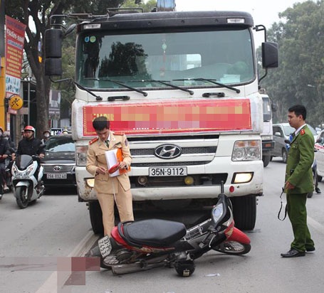 Hà Nội: Va chạm với xe tải cẩu, người đàn ông nhập viện nguy kịch - 2 Lực lượng chức năng đang tiến hành giải quyết vụ tai nạn