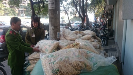 Gần 2 tấn củ cải khô không rõ nguồn gốc bị cơ quan chức năng thi giữ