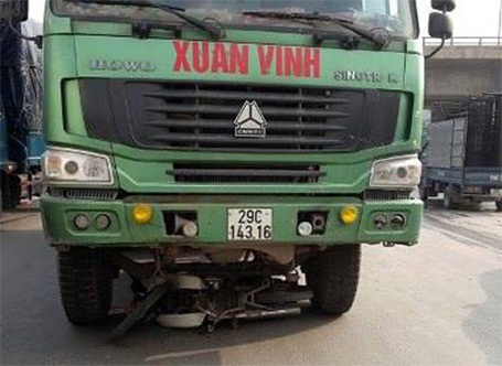 Hà Nội: Thoát chết khi bị xe tải “nuốt” cả người lẫn xe vào gầm - 1 Chiếc xe máy vẫn nằm gọn dưới gầm xe tải