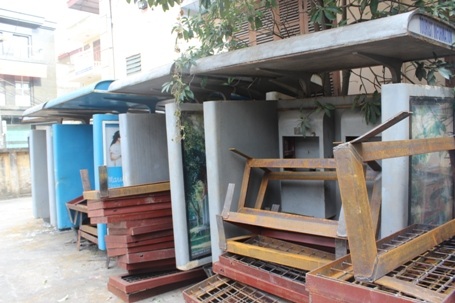 Nằm nghiêng đổ khắp khu vực sân...