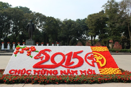 Những "bức tranh hoa" khắp phố phường Hà Nội - 7 Bức tranh hoa đang được công nhân hoàn thành công đoạn cuối cùng
