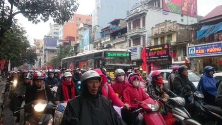 Đường Tôn Đức Thắng chật cứng người và phương tiện