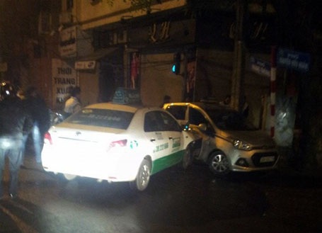 Hà Nội: Va chạm với "đối thủ", xe taxi bị đâm móp sườn - 1 Hiện trường vụ tai nạn (ảnh bạn đọc cung cấp)