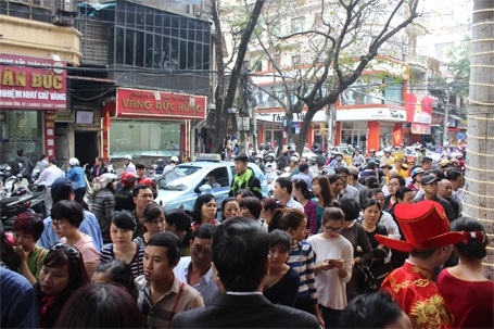 Hà Nội: Tắc đường kinh hoàng vì người dân đổ xô đi mua vàng - 1 Hàng vạn người đã đổ xô đi mua vàng để lấy may trong ngày Vía Thần Tài