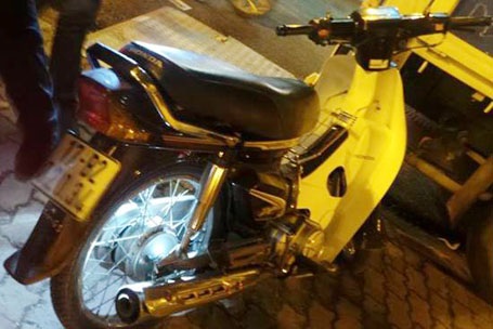 Hà Nội: Cảnh sát áp giải thanh niên nghi trộm xe “cố thủ” dưới sông - 2 Chiếc xe máy Tú điều khiển được xác định là tang vật của vụ trộm trước đó