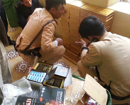 Lực lượng chức năng đang kiểm tra lô hàng