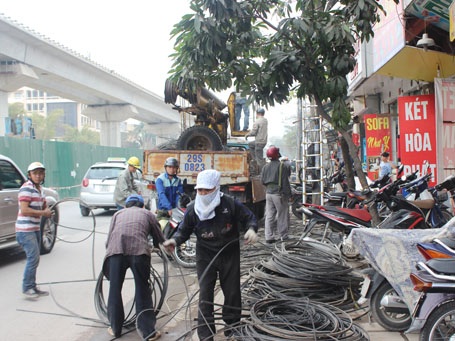 Hà Nội: Hối hả nhặt nhạnh “rác trời” - 2 Đây là cơ hội vàng của những người buôn bán phế liệu.