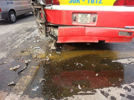 Hà Nội: Xe tải tông xe buýt, hàng chục hành khách hoảng loạn