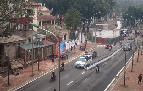 Giao thông “dễ thở” nhờ đoạn đường “đắt kỷ lục Hà Nội” - 1 Các phương tiện lưu thông rất dễ dàng trên đường Trần Phú - Kim Mã