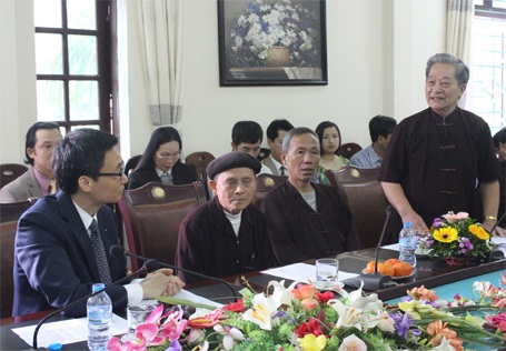Phó Thủ tướng Vũ Đức Đam nghe đại diện Hội Lương y huyện Tam Đảo báo cáo