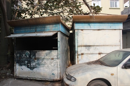 Tất cả nằm ngổn ngang, hoen gỉ, nhếch nhác chờ thanh lý.