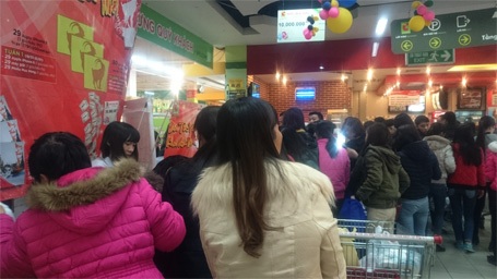 Nhân viên thu ngân làm việc hết công suất vì lượng người tại vị trí này luôn rất đông