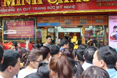 Hối hả, ồn ào những lễ hội đầu năm - 11 1 số tiệm vàng còn tổ chức quay số trúng thưởng cho khách hàng trong ngày Vía Thần Tài