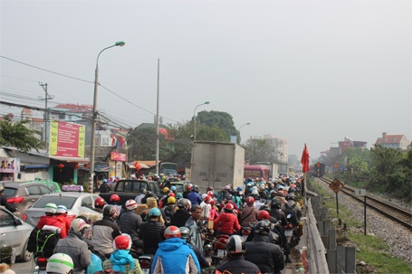 Dòng phương tiện phải chôn chân nhiều giờ như thế này