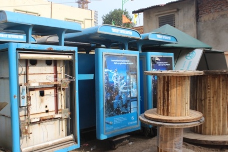 Tất cả nằm ngổn ngang, hoen gỉ, nhếch nhác chờ thanh lý.