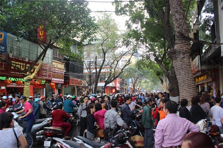 Hà Nội: Tắc đường kinh hoàng vì người dân đổ xô đi mua vàng - 11 Phố Trần Nhân Tông rơi vào ùn tắc ngay từ đầu giờ sáng