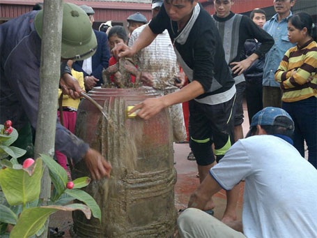 Phát hiện chuông cổ nặng 2 tạ trên cánh đồng - 2 Người dân địa phương rửa sạch quả chuông đưa về ngôi chùa của thôn để cất giữ (ảnh CTV cung cấp)