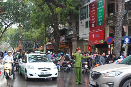 Hà Nội: Tắc đường kinh hoàng vì người dân đổ xô đi mua vàng - 12 Lực lượng an ninh phải vất vả điều tiết giao thông.