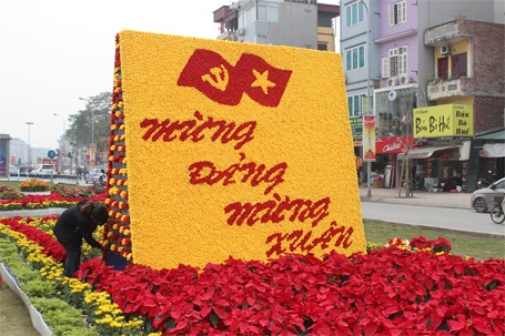 Những "bức tranh hoa" khắp phố phường Hà Nội - 9 Bức tranh hoa đang được công nhân hoàn thành công đoạn cuối cùng